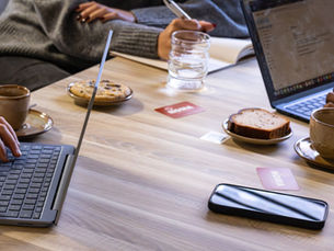 Espace de coworking moderne à Toulouse avec tables, ordinateurs et ambiance de travail conviviale chez NOMA Café Coworking