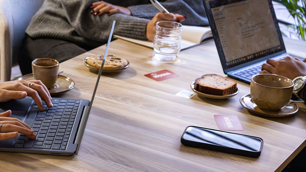 Espace de coworking moderne à Toulouse avec tables, ordinateurs et ambiance de travail conviviale chez NOMA Café Coworking