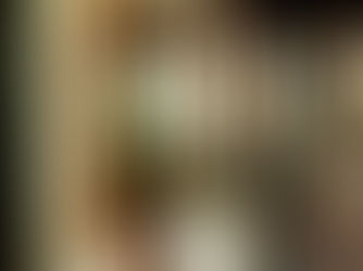 Deux femmes travaillant sur un ordinateur en terrasse devant NOMA Café Coworking à Toulouse, dans un espace extérieur calme et ensoleillé idéal pour travailler en terrasse à Toulouse.