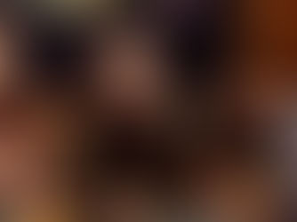 Groupe de personnes riant autour de verres lors d’une soirée conviviale, ambiance stand-up et afterwork à Toulouse