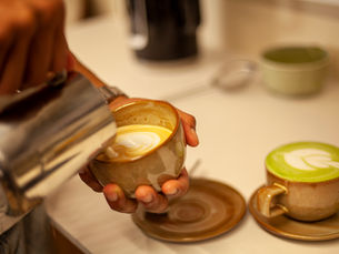 Boisson café préparée avec des produits issus de fournisseurs locaux dans un café coworking à Toulouse