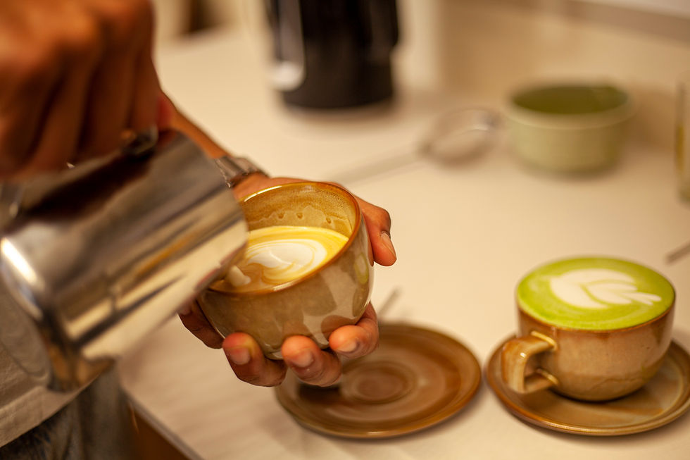 Boisson café préparée avec des produits issus de fournisseurs locaux dans un café coworking à Toulouse