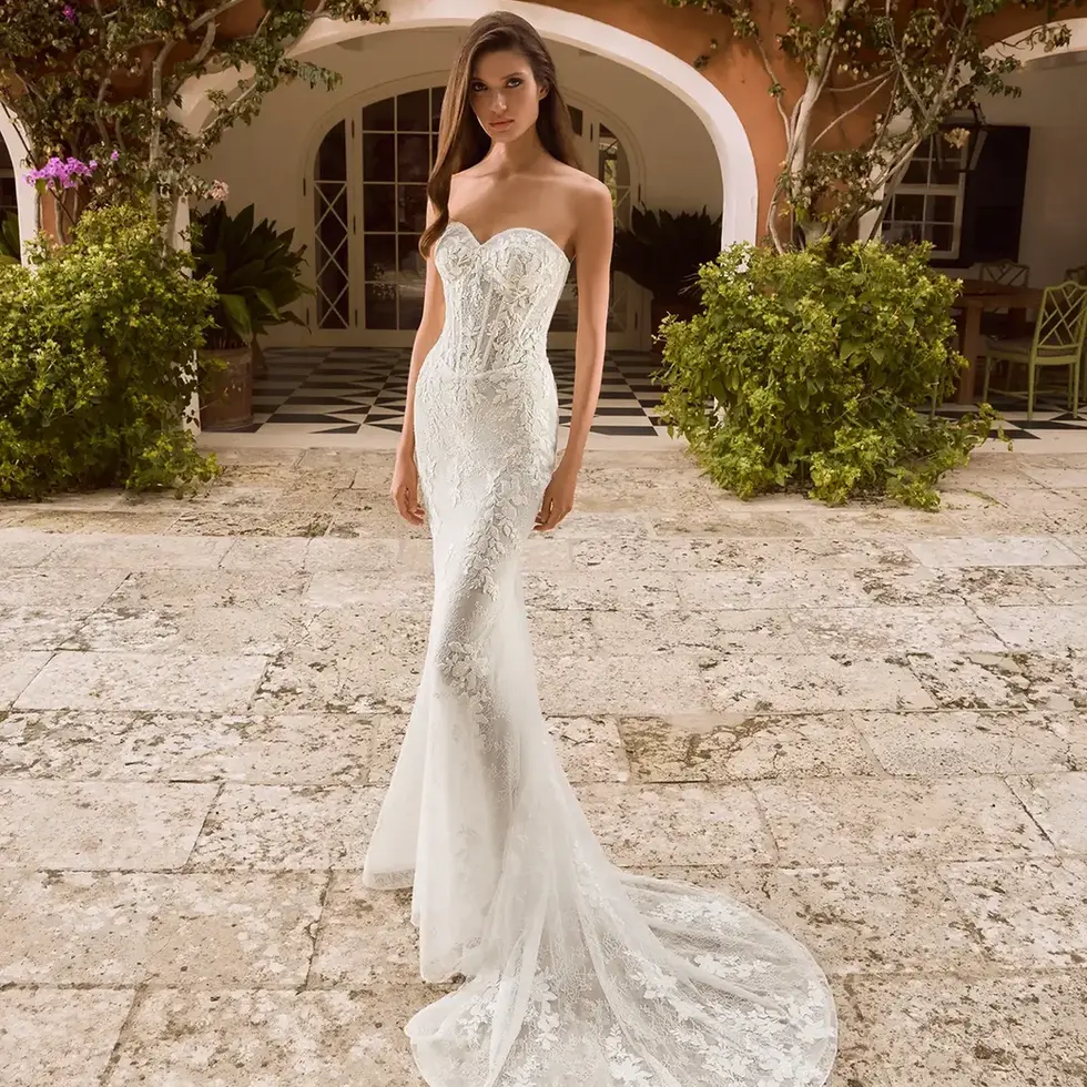 Sposa in abito da sposa bianco lungo, modello senza spalline - Sposami Atelier