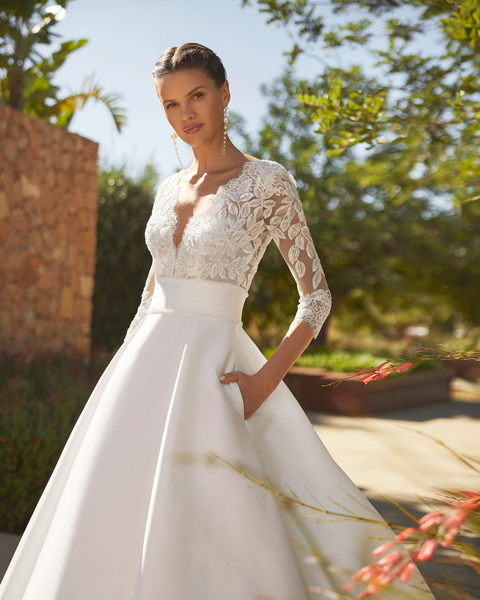 Sposa in abito da sposa bianco, con maniche lunghe, Sposami Atelier