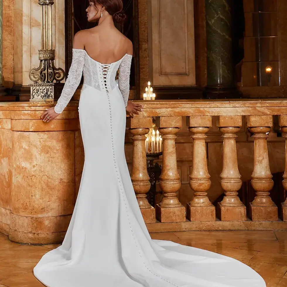 Sposa in abito bianco lungo, spalle scoperte, posa in un ambiente classico. Irina.