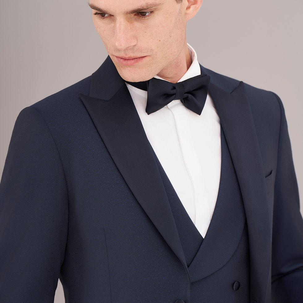 Uomo in abito blu, papillon nero, camicia bianca - Sposami Atelier per l'eleganza.