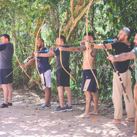 seis homens praticando arco e flecha