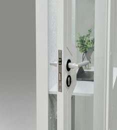 Profile view of the door handle and tempered glass on the white SoloPod.