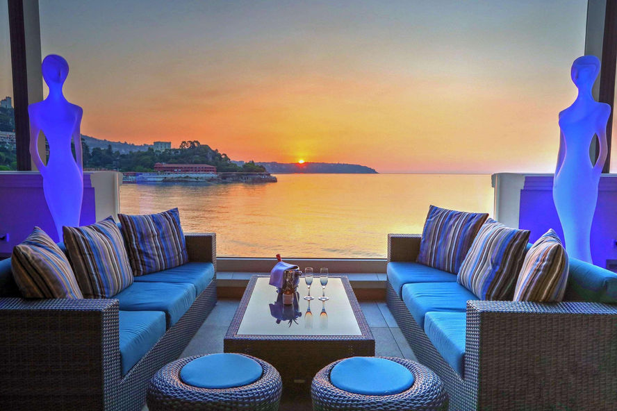 Table-terrasse-vue-mer