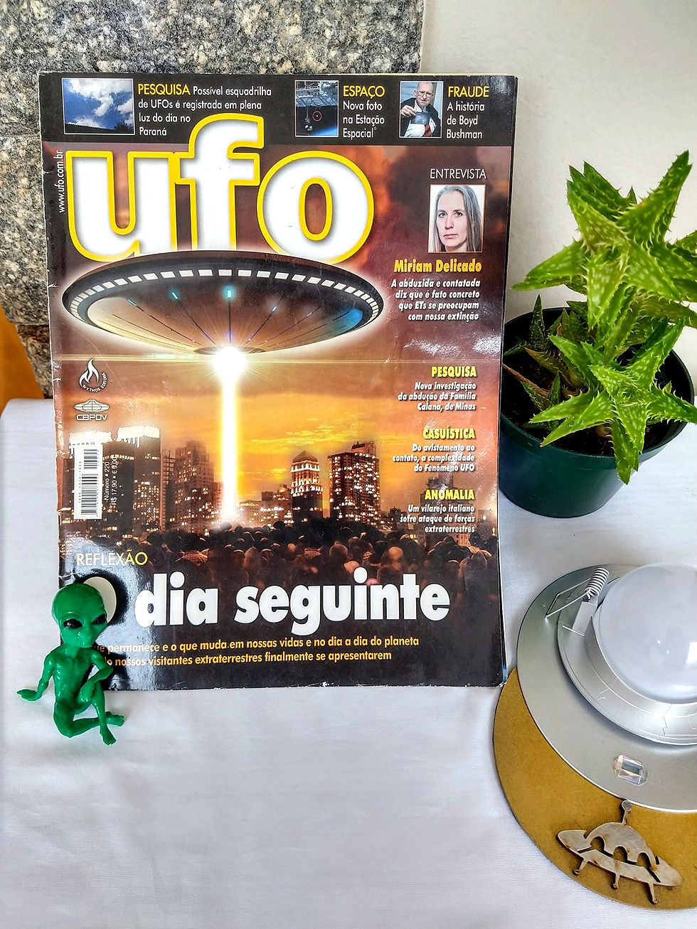 Thumbnail: Revista UFO -  O Dia Seguinte - (Edição nrº 220)