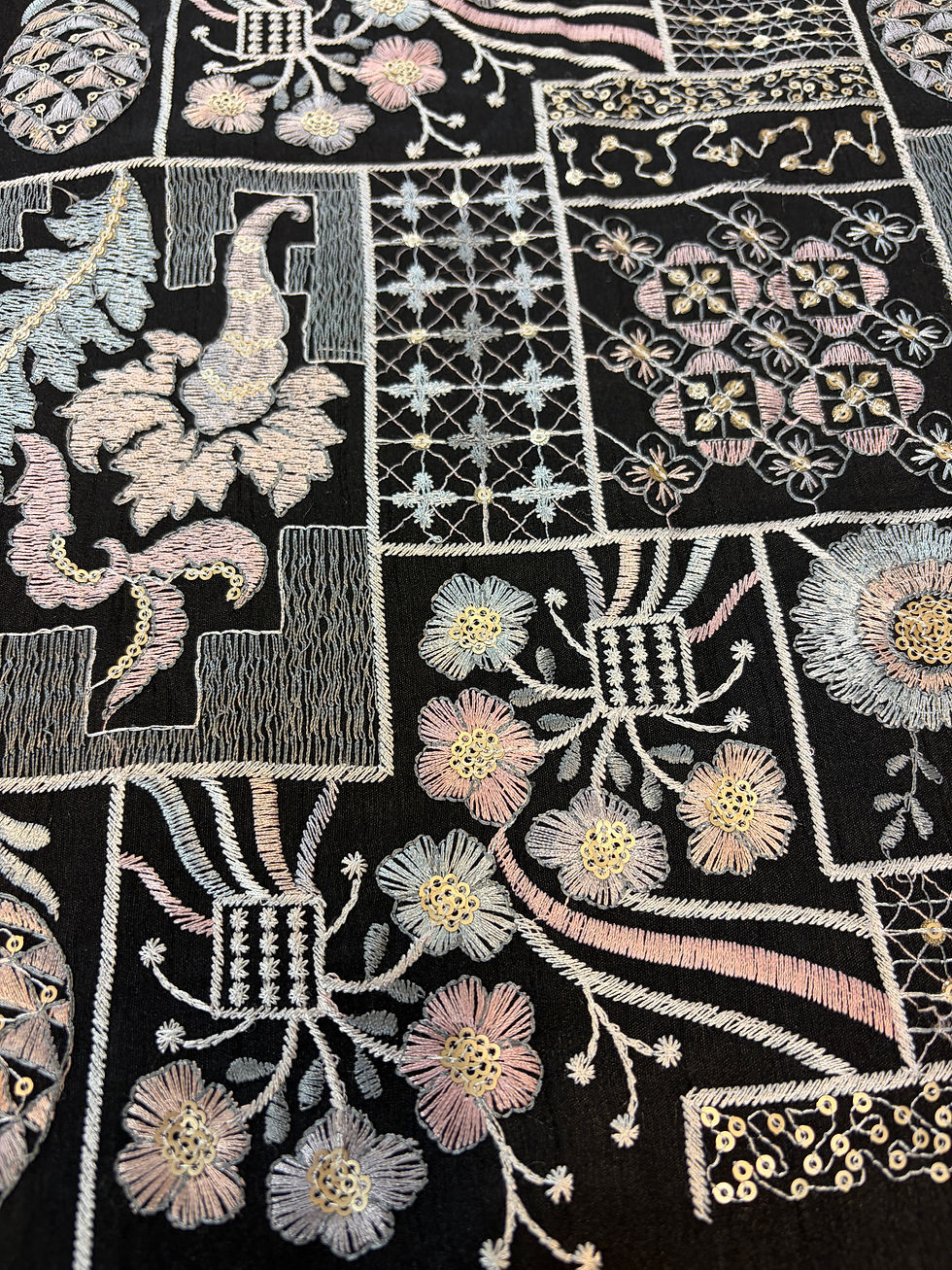 サムネイル： 【サリー刺繍生地C01】ブラック