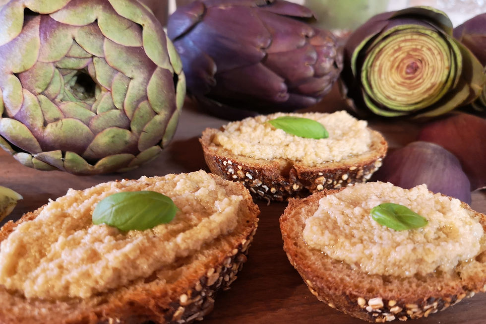 Artischockencreme auf dunklem Brot
