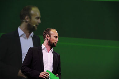 Event-Moderation im Ruhrgebiet: Felix Schlebusch mit Headset auf der Bühne