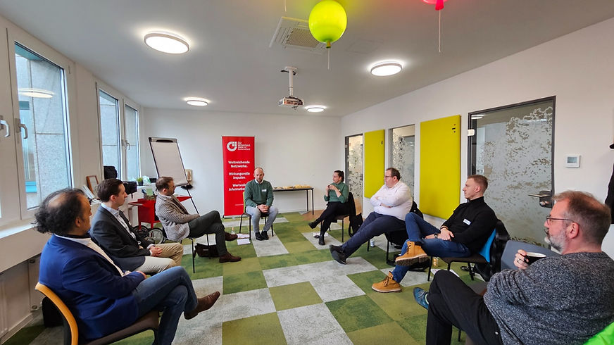 Gruppe im Dialogprozess-Workshop mit Felix Schlebusch, offene Gesprächsrunde