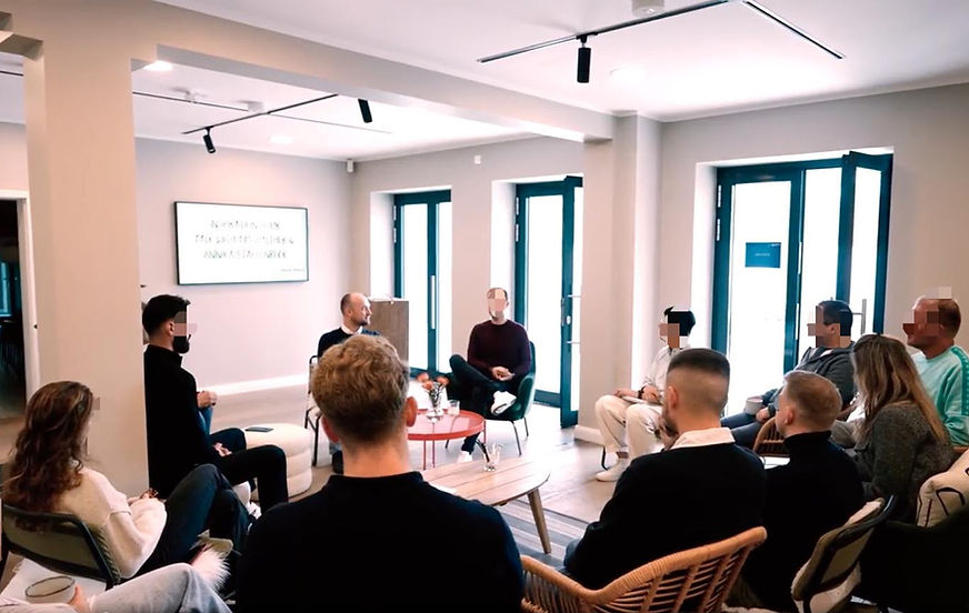 Workshop mit Felix Schlebusch: Gruppe im Stuhlkreis bei moderiertem Austausch