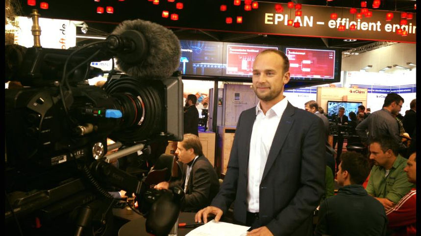 Felix Schlebusch moderiert auf der SPS in Nürnberg am EPLAN-Stand und präsentiert smarte Lösungen für Automatisierungstechnik.