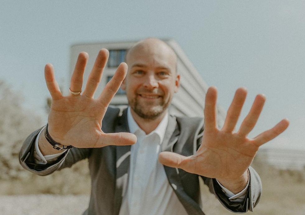 Felix Schlebusch zeigt beide Handflächen mit gespreizten Fingern: fünf Argumente für und fünf gegen ein Führungskräfte-Coaching