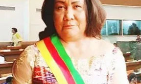 L'Hon. Marinette YETNA rend son écharpe.