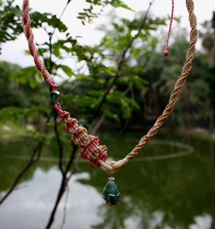 collar en macrame con esmeralda