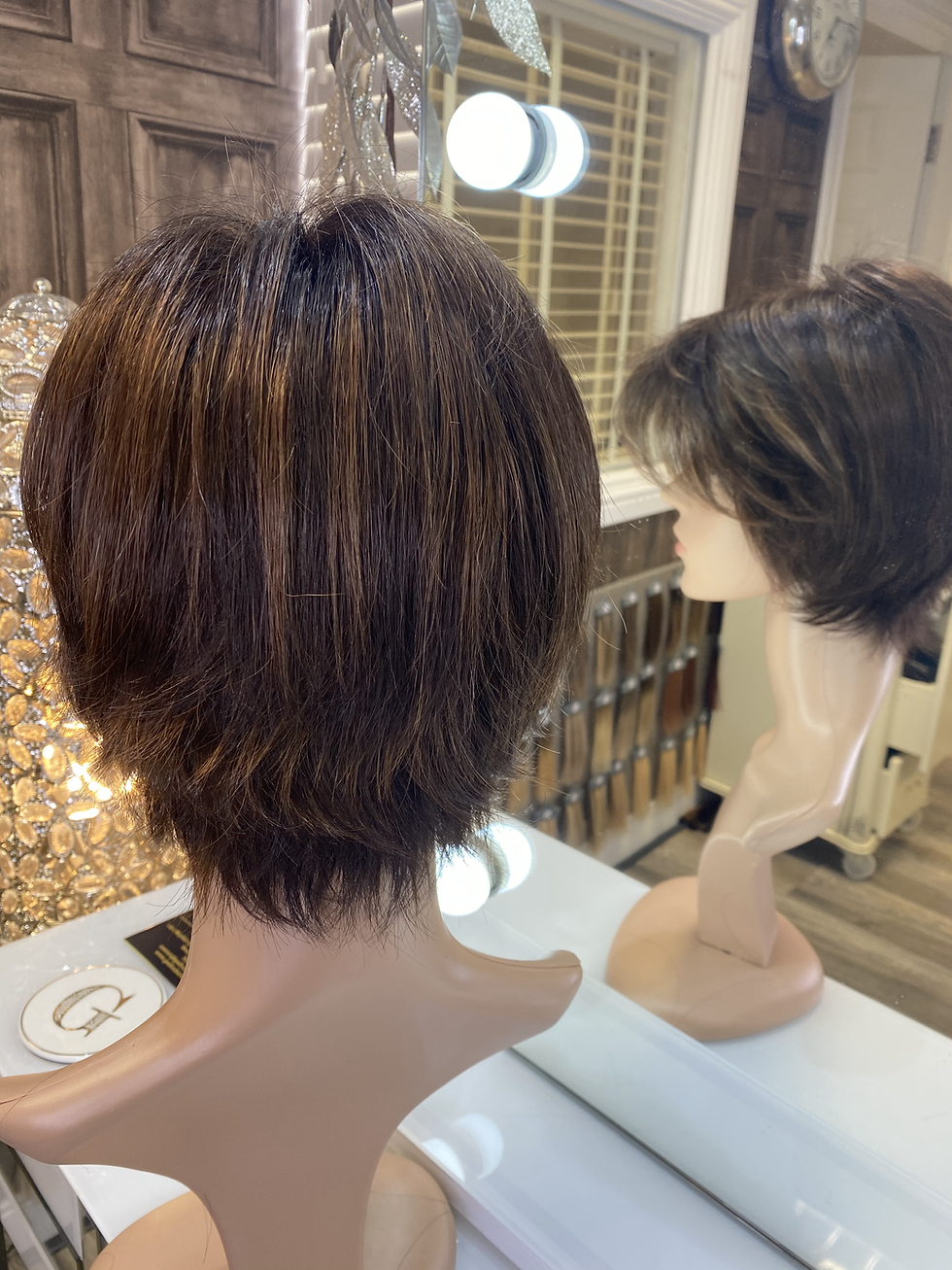 Miniatura: Chocolate brown wispy pixie cut fibre wig