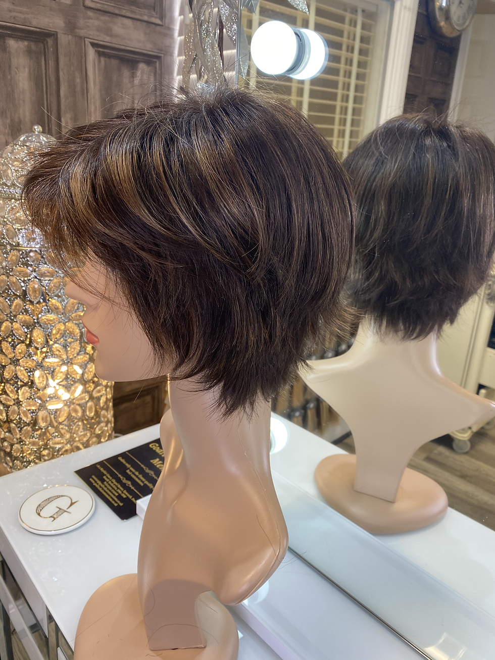 Miniatura: Chocolate brown wispy pixie cut fibre wig