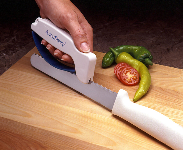 001_AccuSharp_with_Serrated_Knife_lge
