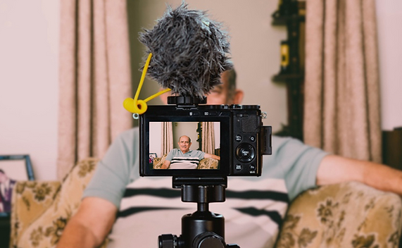 Un grand-père en train d'être filmé