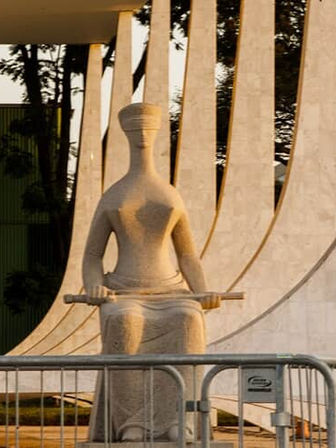 Foto da estátua da justiça em Brasília