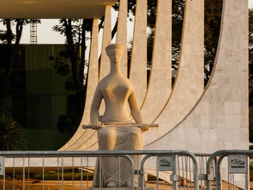 Foto da estátua da justiça em Brasília