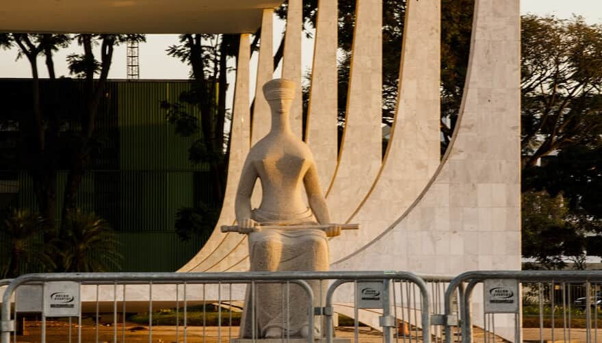Foto da estátua da justiça em Brasília