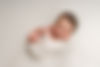 Baby auf schlichtem Hintergrund