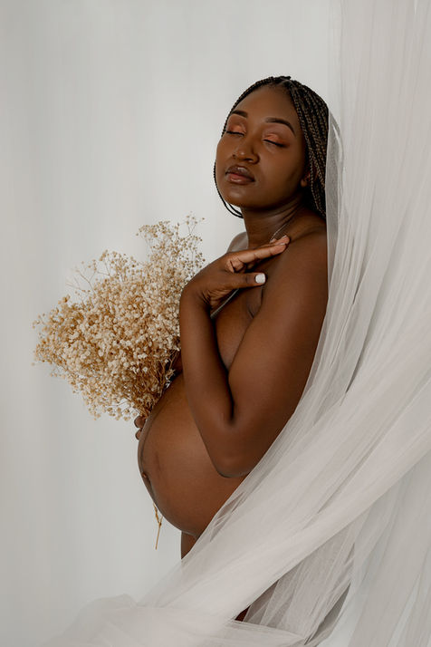 Schwangere Frau mit geschlossenen Augen hält Babybauch, meditativer Moment, Studioaufnahme Fotoatelier JuLi