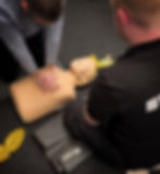 Deltagare tränar på hjärt- lungräddning