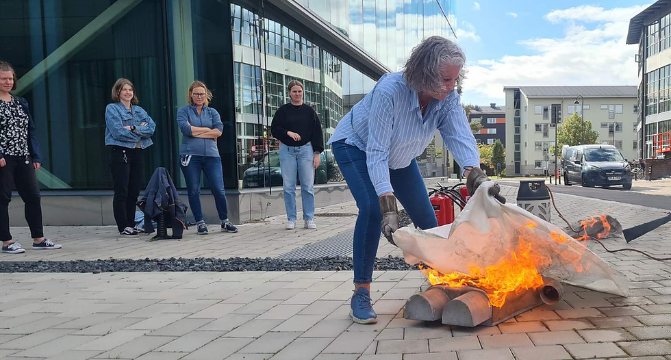 Deltagare som släcker eld från grundläggande brandutbildning