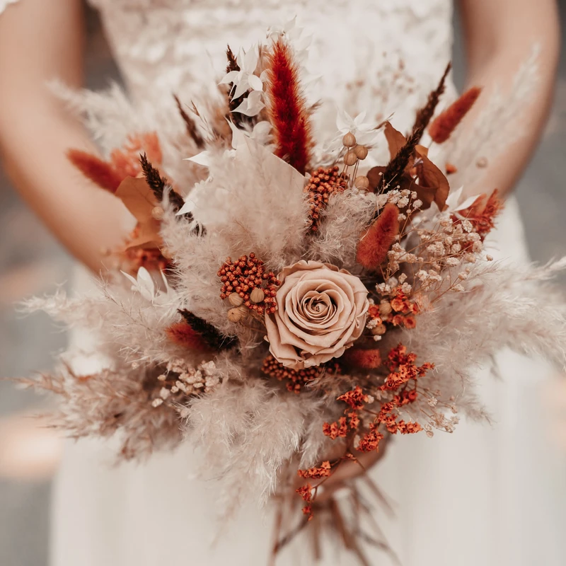 Brautstrauß Dekorelli aus konservierten Rosen im Boho Rust Stil