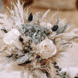 Rauchblaue Winterhochzeit Trockenblumen Dekorelli Schloss Jägersburg Full Service