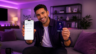 Hombre con su tarjeta nexa colocando limites