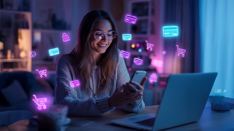 Mujer sonriente usa su smartphone en un pasillo iluminado con luces de neón azules y rosas. Lleva chaqueta blanca. Ambiente moderno.