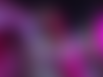 Persona organizando dinero con el método de los 6 sobres mientras usa su celular, representando control financiero y ahorro digital con alcancías.