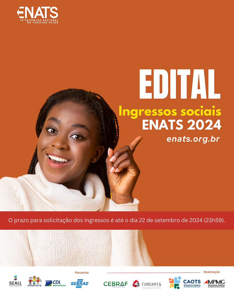Mulher negra com tranças, sorriso aberto aponta para texto: Edital - Ingressos sociais ENATS 2024