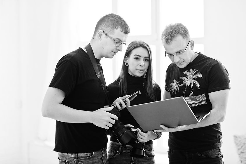 photographer-explaining-about-shot-his-team-studio-looking-laptop-talking-his-assistants-h