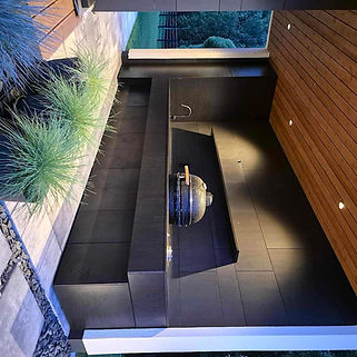 mustast kergbetoonist valikook valgustatud kiviterrassil