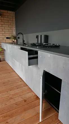 suvekööki töötasapind ja kergbetoonist uksed ja sahtlid