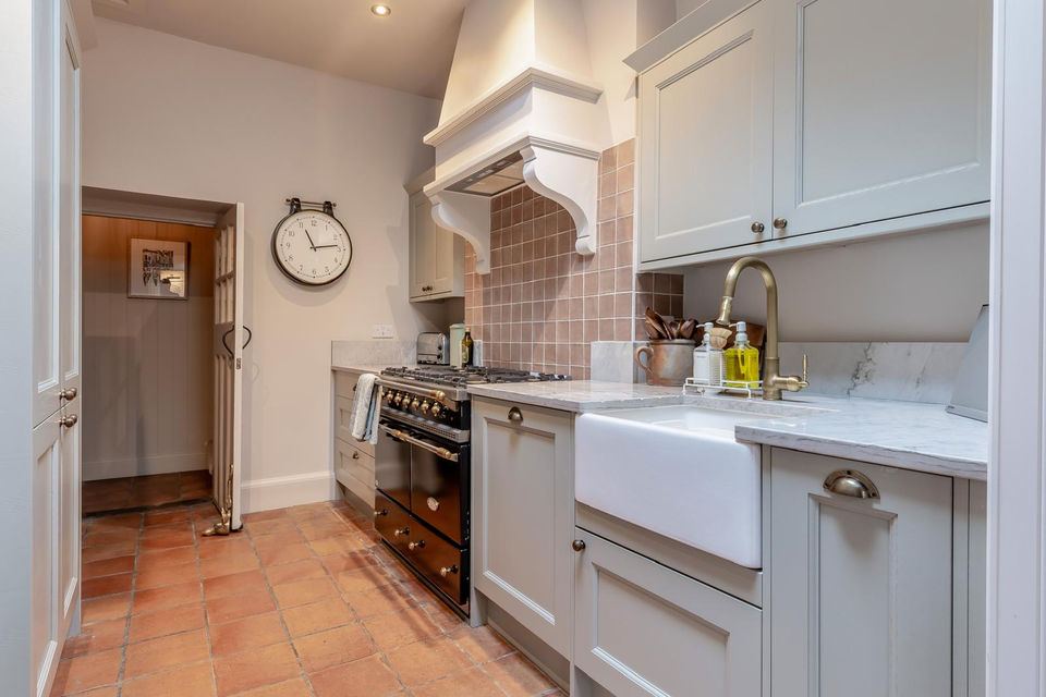 Robin Hood - Kitchen with range cooker and butler sink