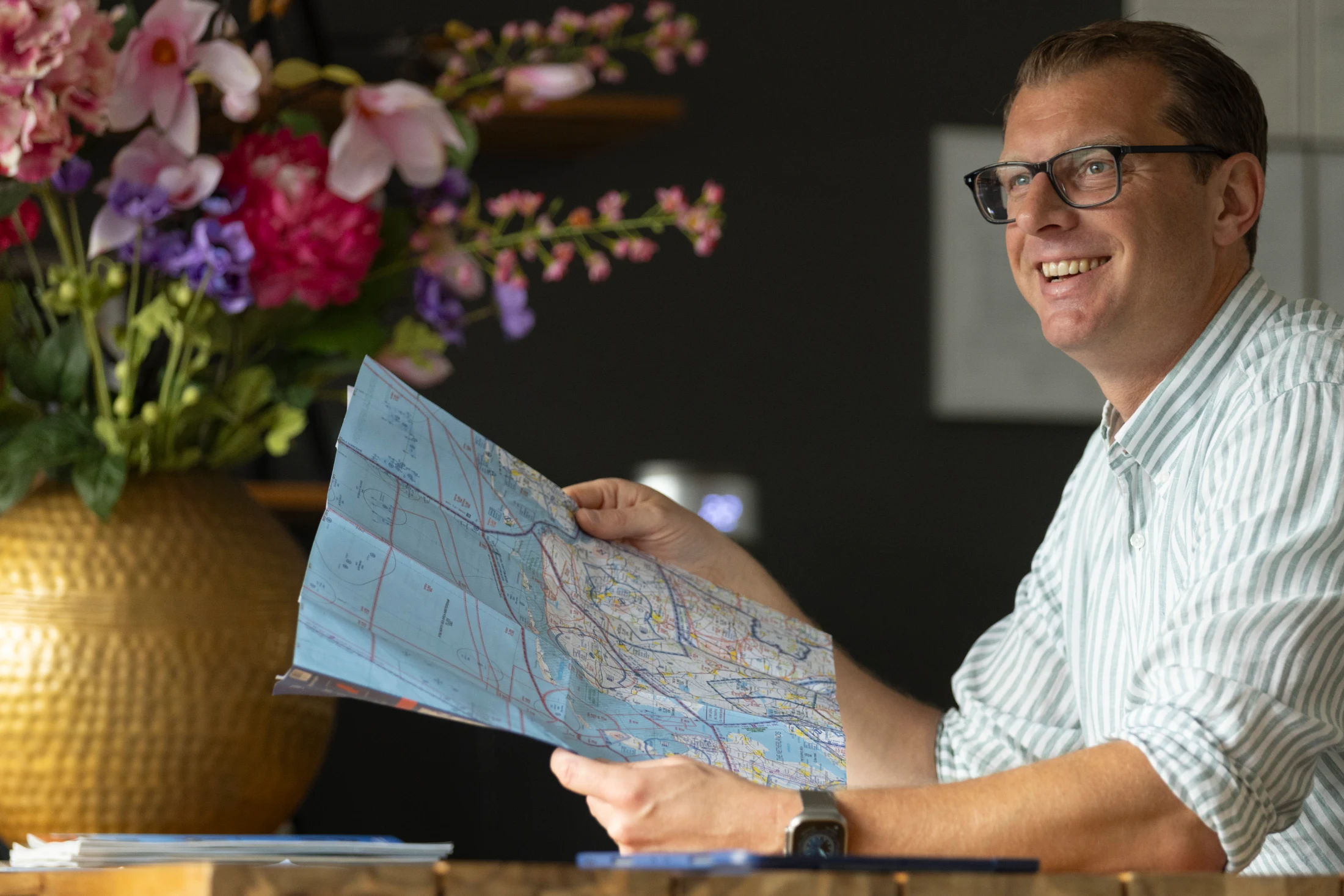Bart van den Tol met vliegkaart in pilotenlobby