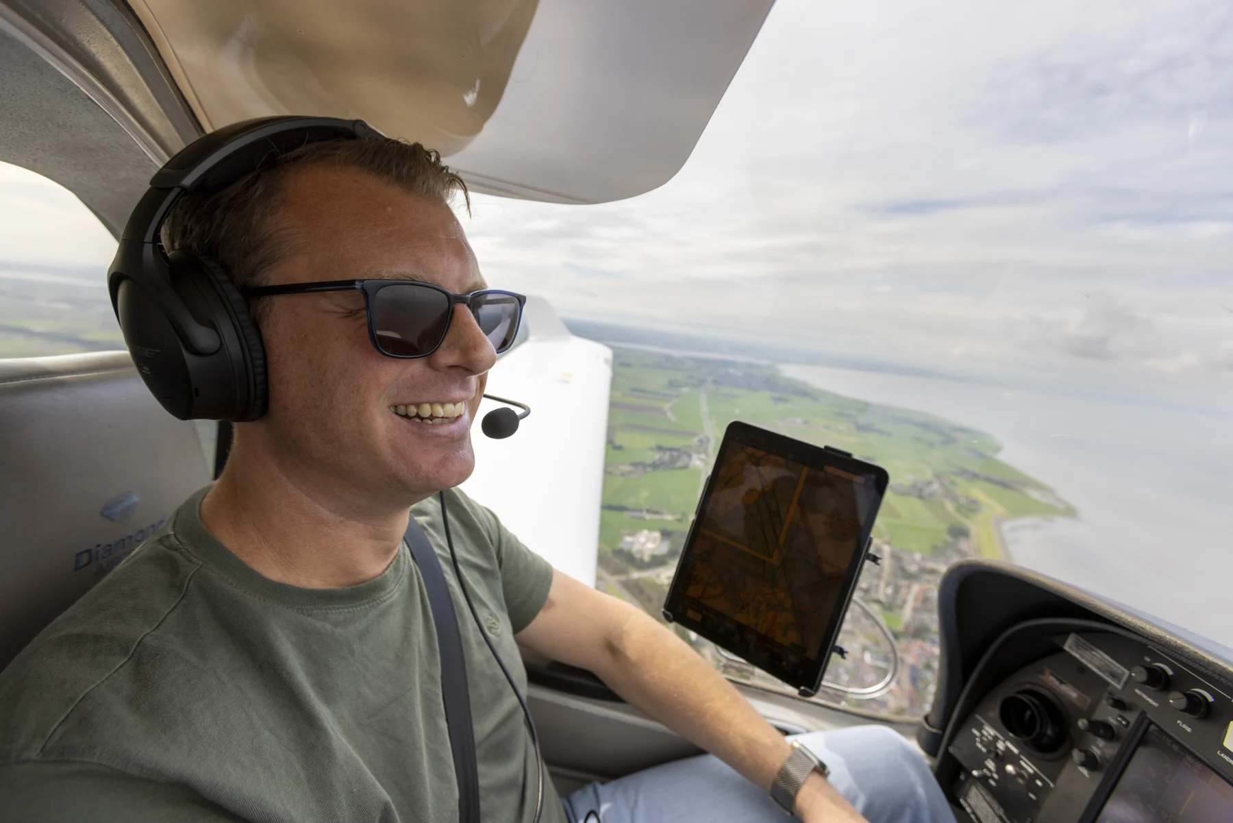 Bart van den Tol tijdens het vliegen, met uitzicht over het landschap