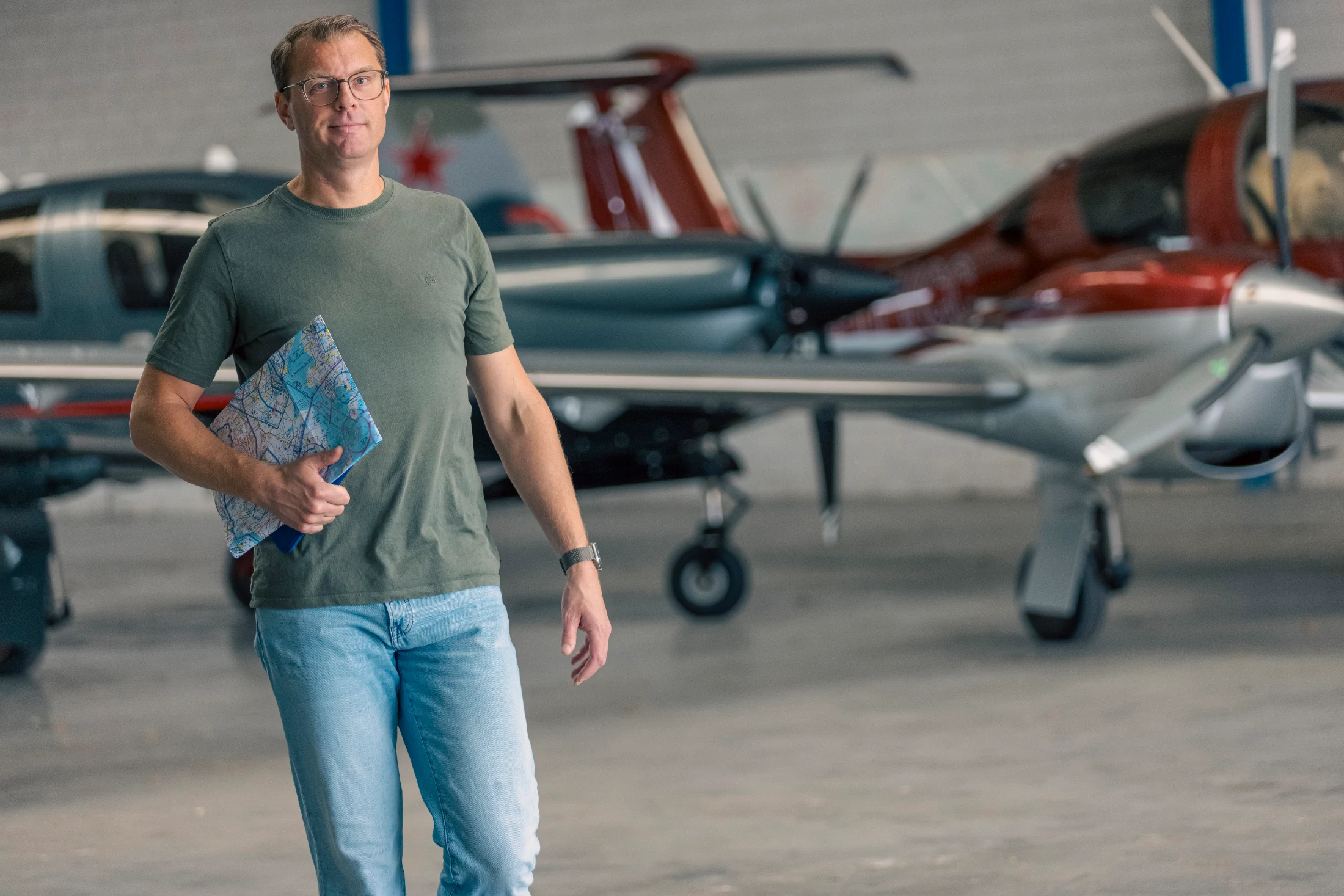 Bart van den Tol in de hangar met vluchtkaart en tablet
