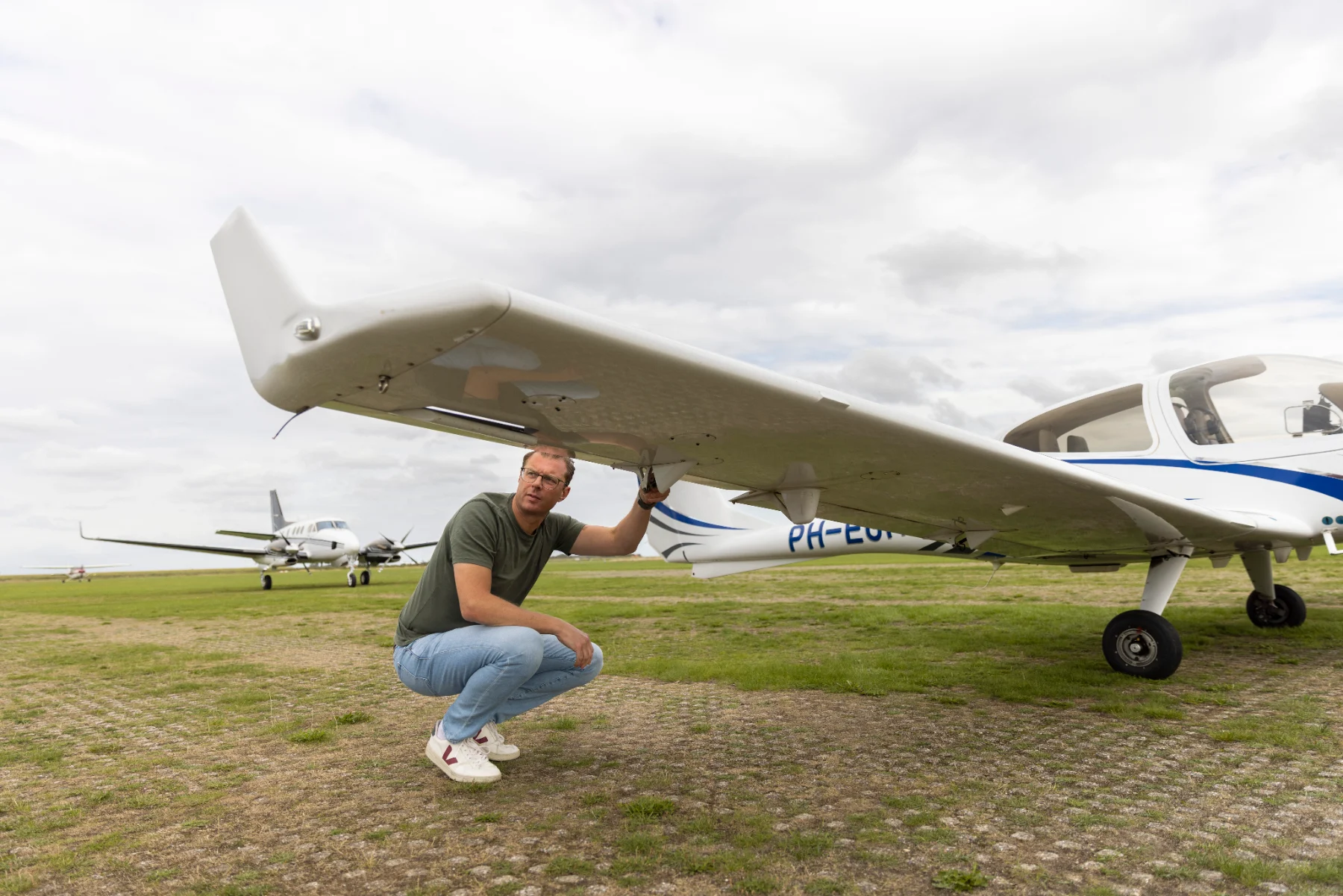 Bart van den Tol checkt tijdens de preflight de ailerons