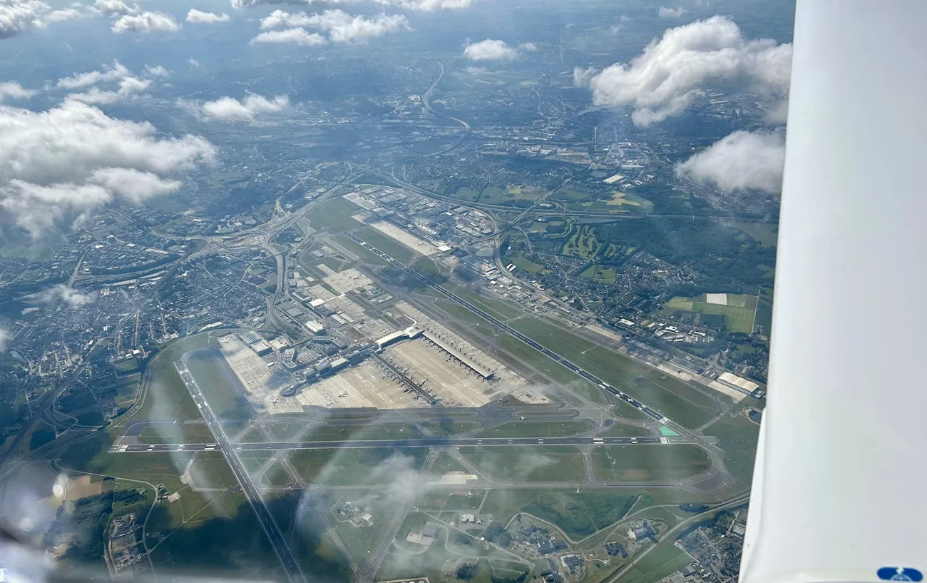 Overhead Brussel International Airport, FL70