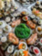 grand-plateau-traiteur-sushi-salade-wakame.webp